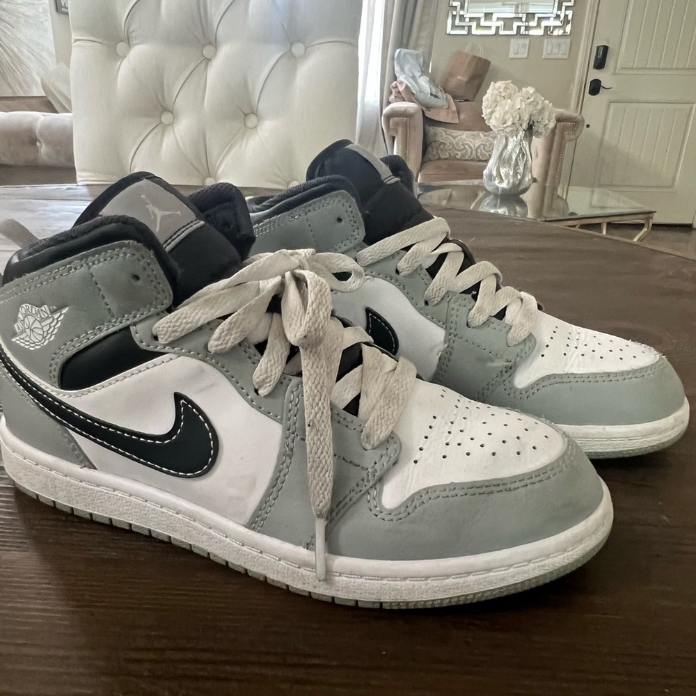 Nike mid air Jordans